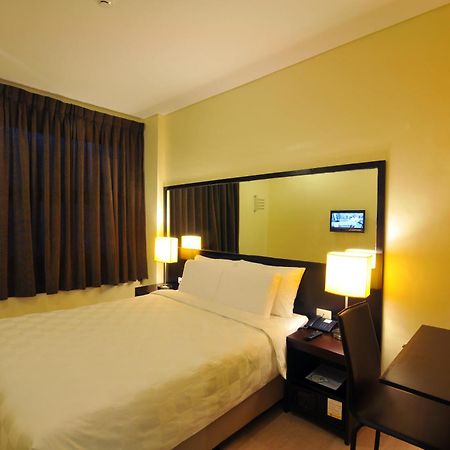 Go Hotels Iloilo Esterno foto