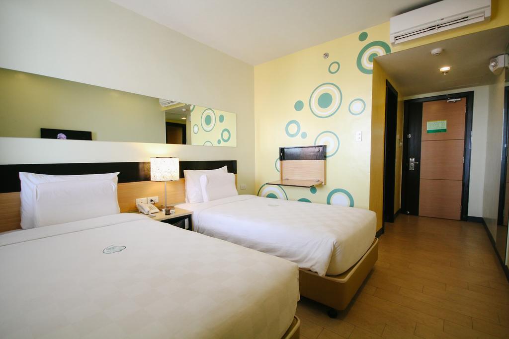 Go Hotels Iloilo Esterno foto