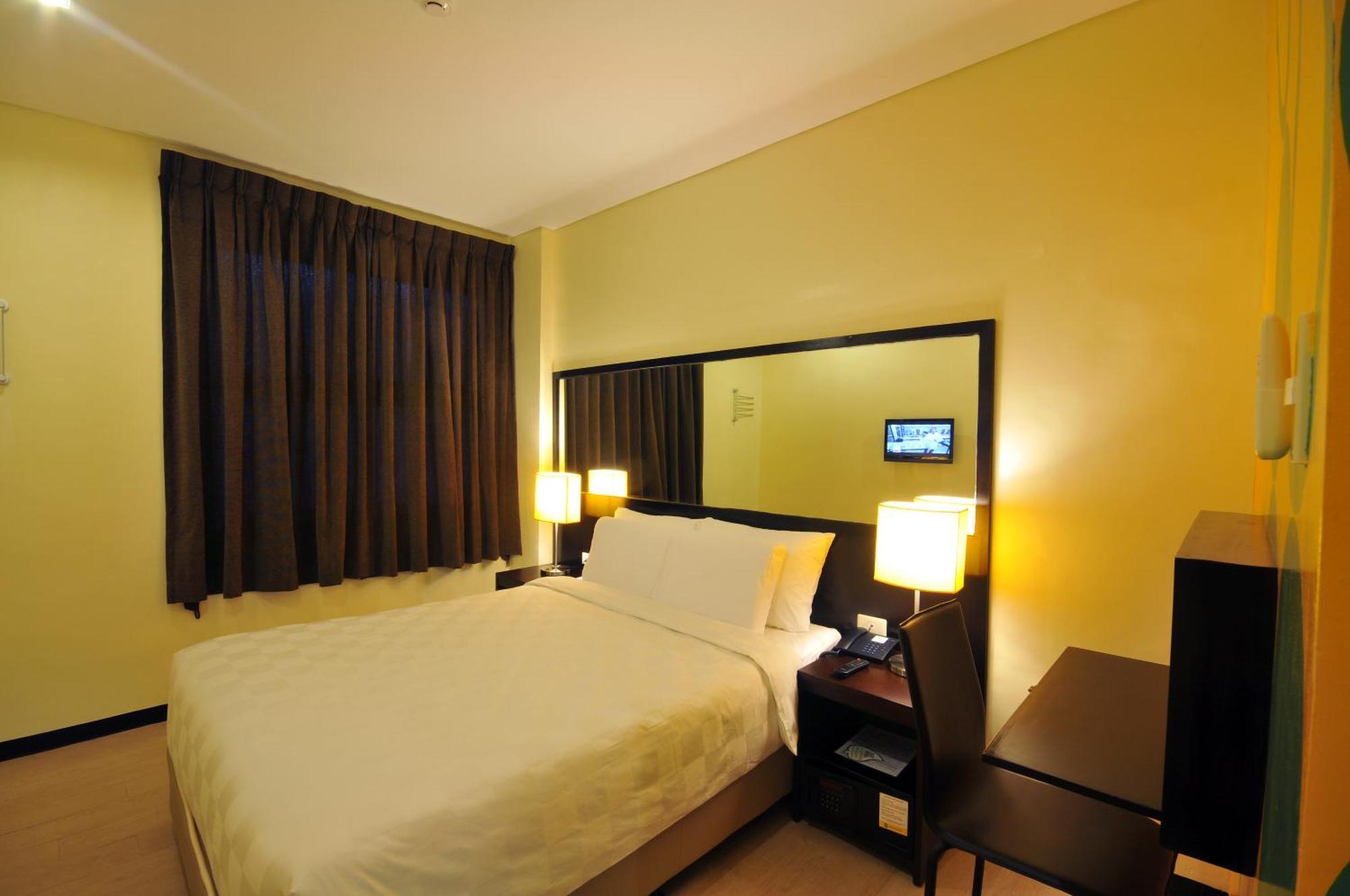 Go Hotels Iloilo Esterno foto