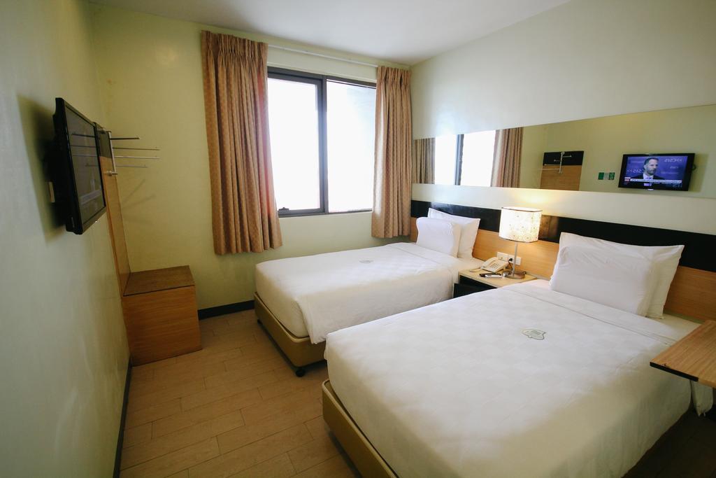 Go Hotels Iloilo Esterno foto