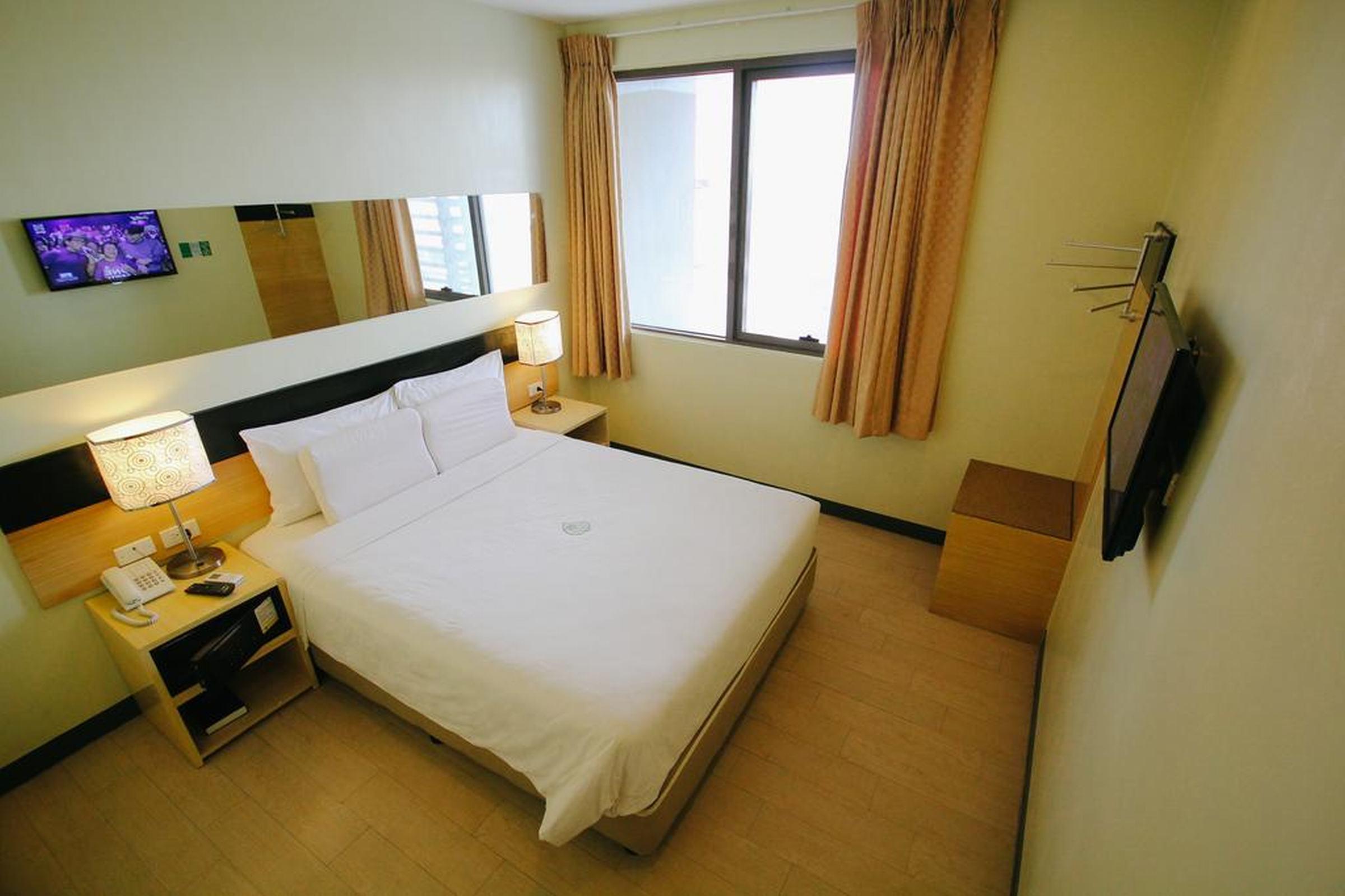 Go Hotels Iloilo Esterno foto