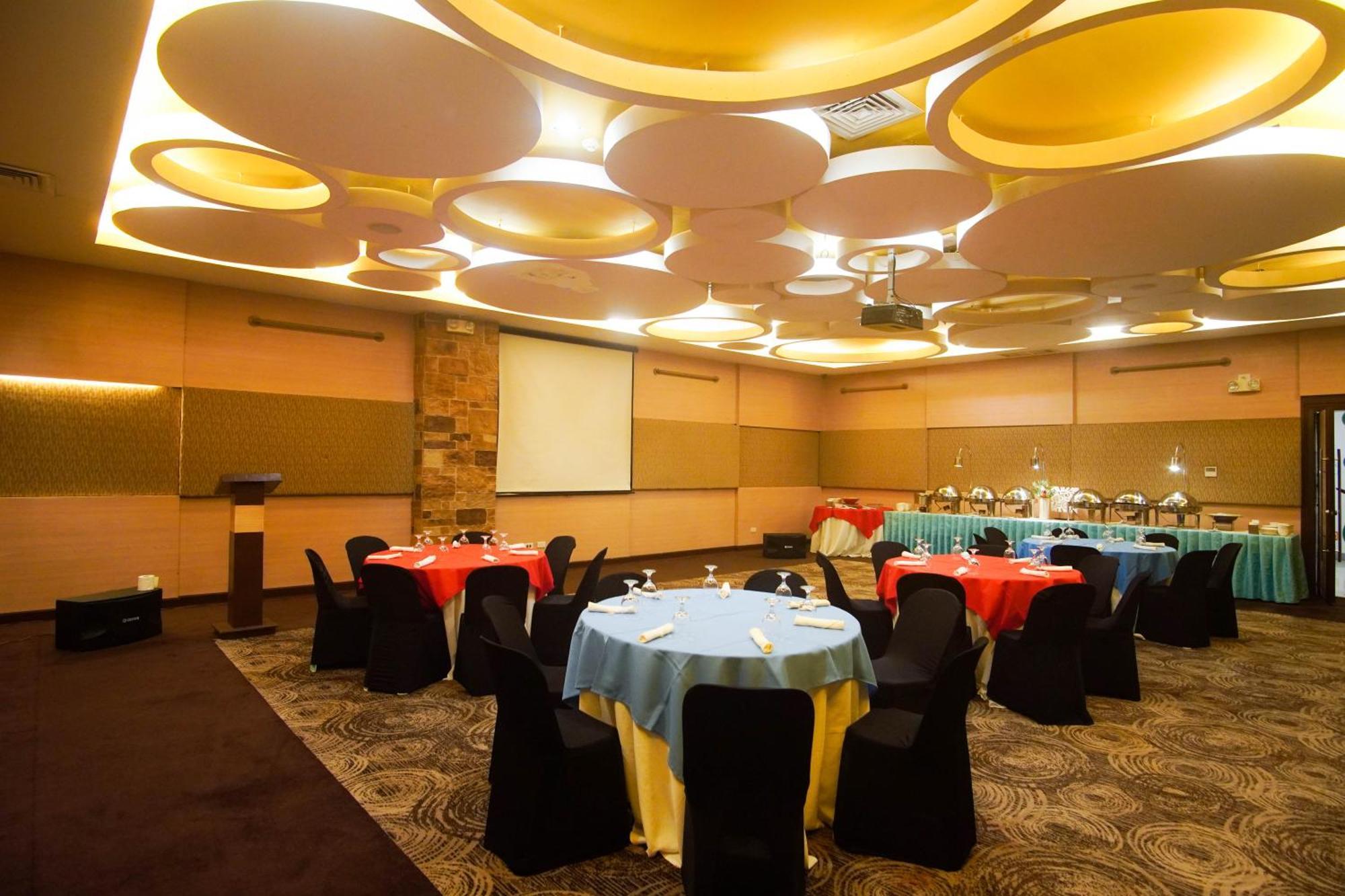 Go Hotels Iloilo Esterno foto