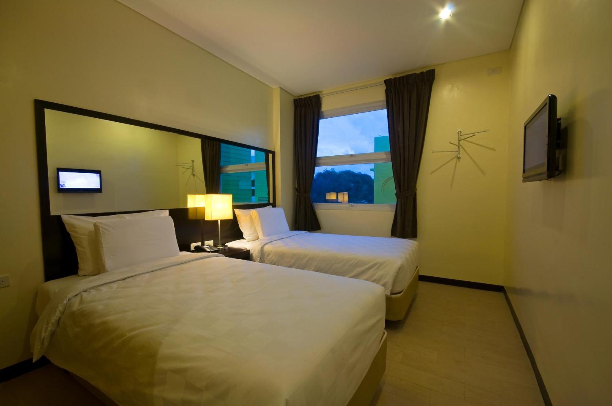 Go Hotels Iloilo Esterno foto