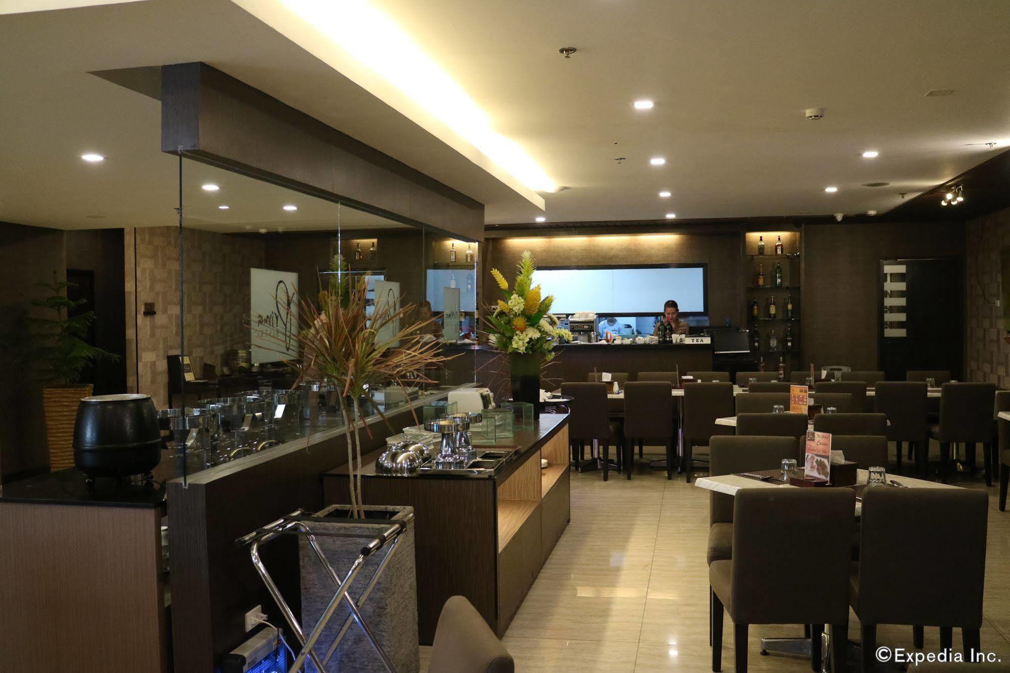 Go Hotels Iloilo Esterno foto