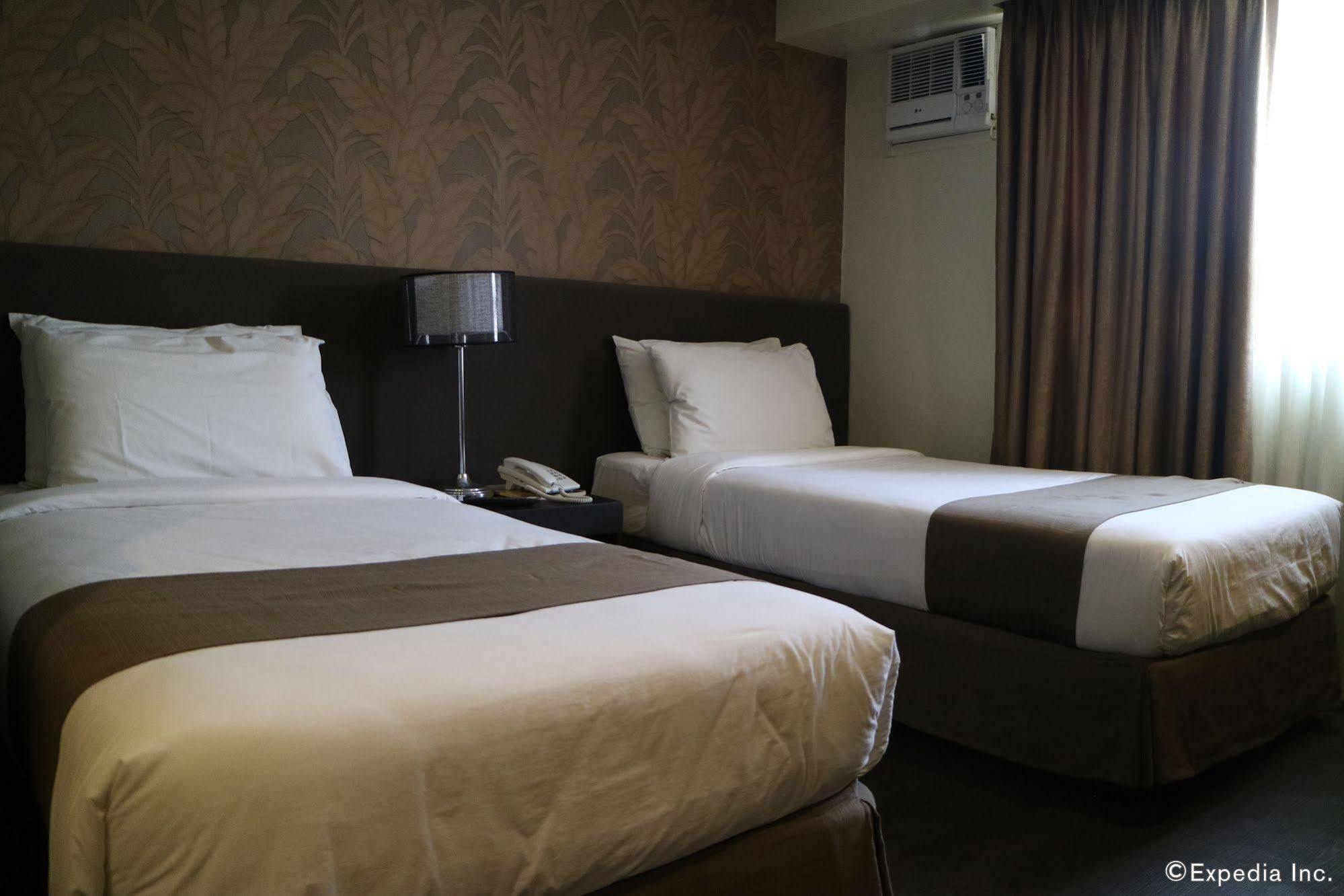 Go Hotels Iloilo Esterno foto