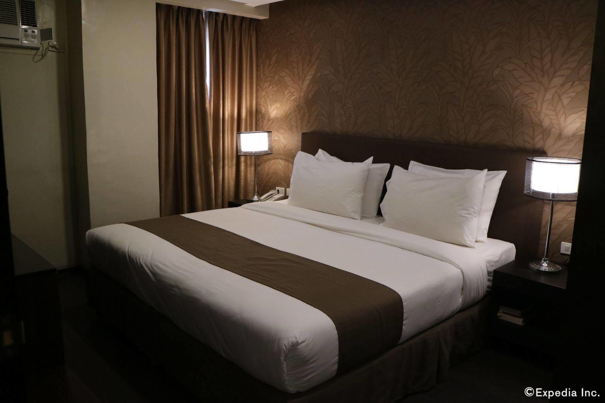 Go Hotels Iloilo Esterno foto
