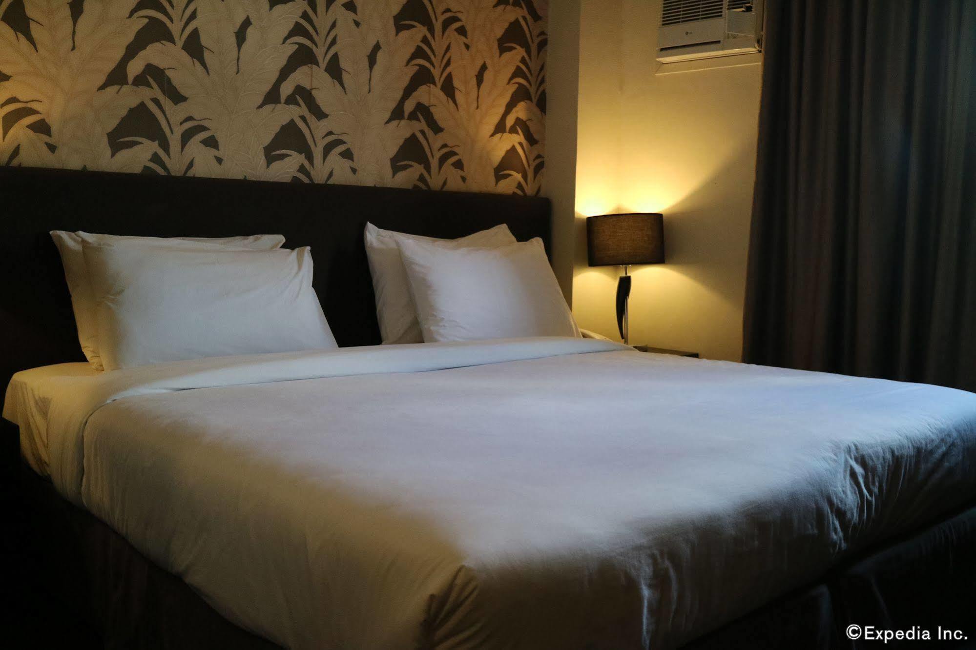 Go Hotels Iloilo Esterno foto