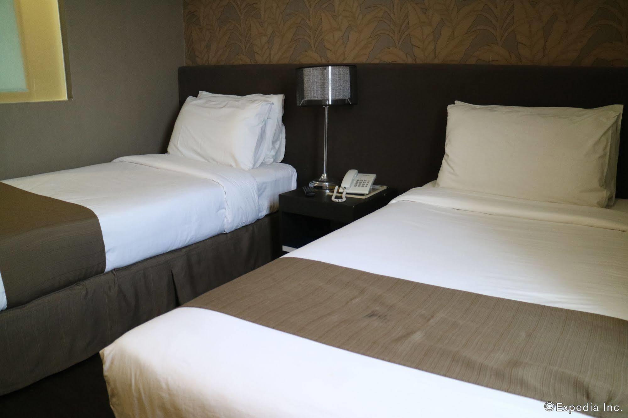 Go Hotels Iloilo Esterno foto