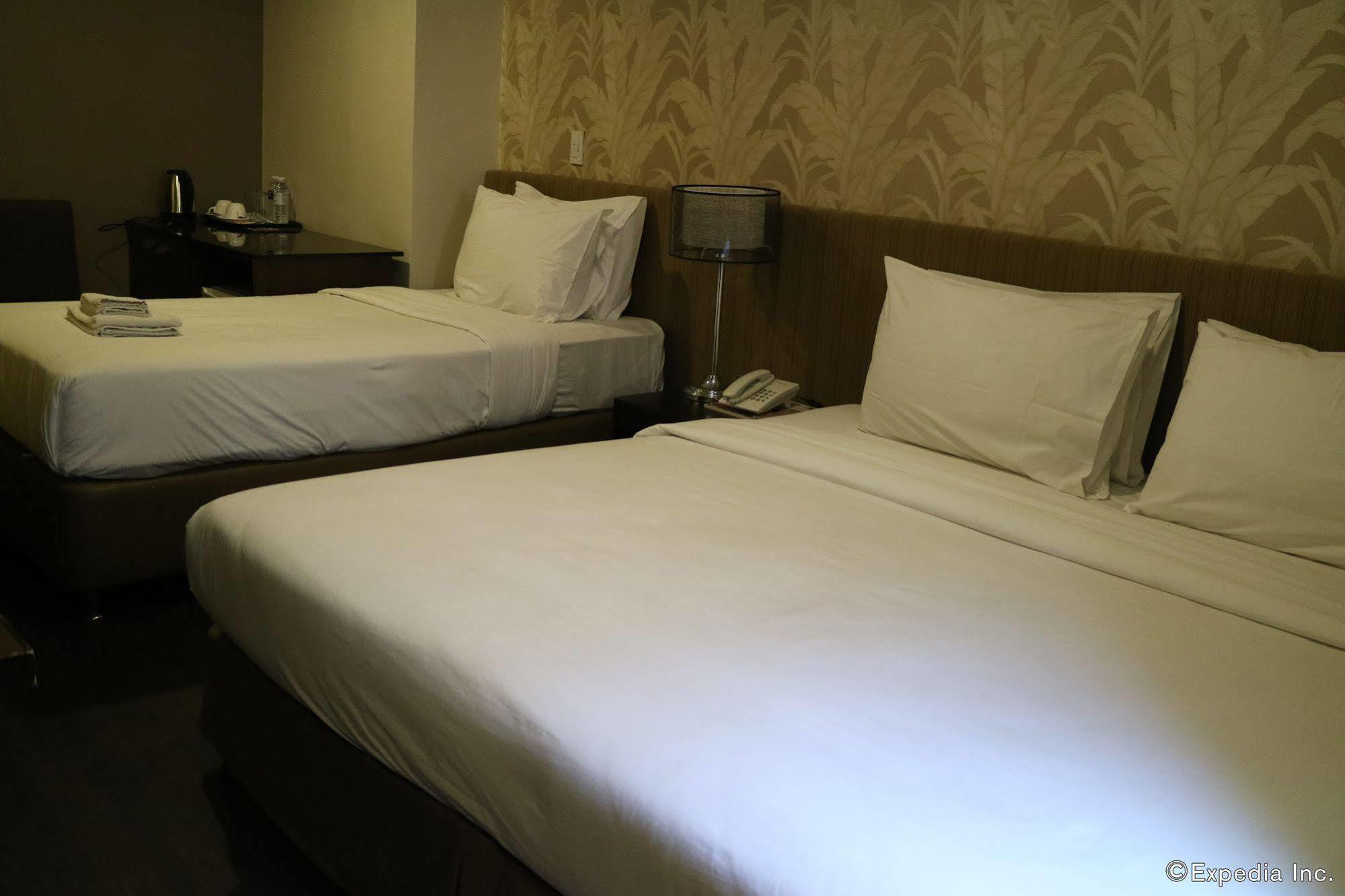 Go Hotels Iloilo Esterno foto