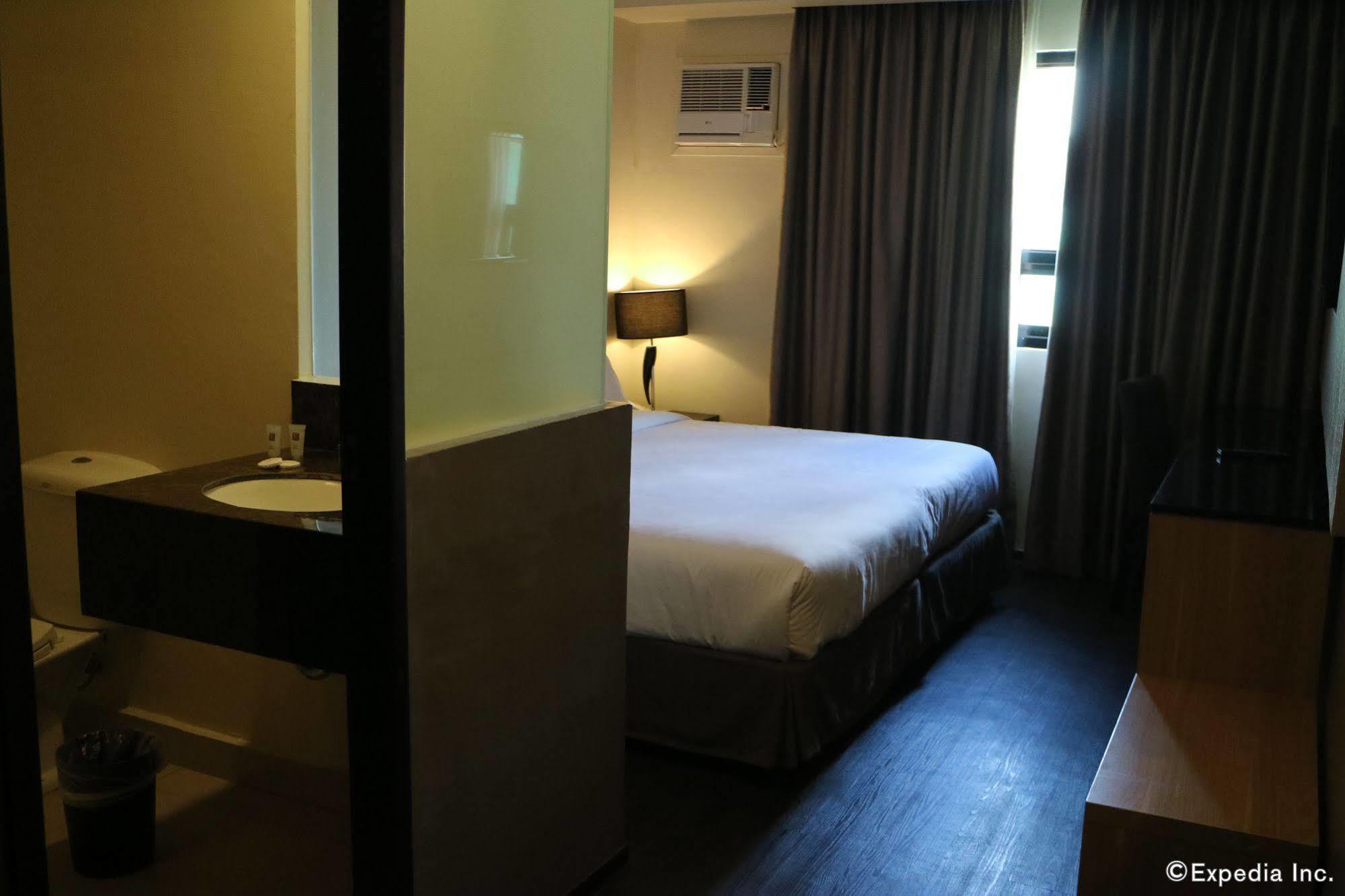 Go Hotels Iloilo Esterno foto