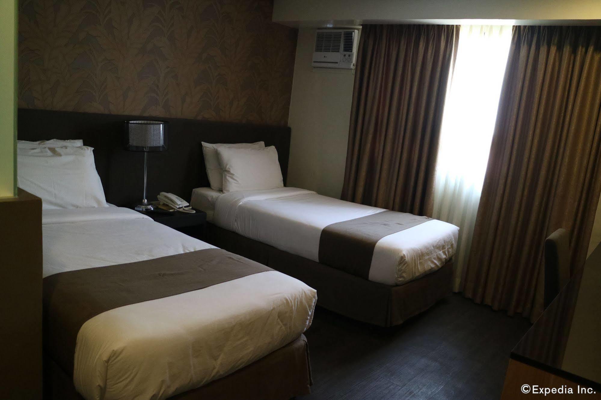 Go Hotels Iloilo Esterno foto