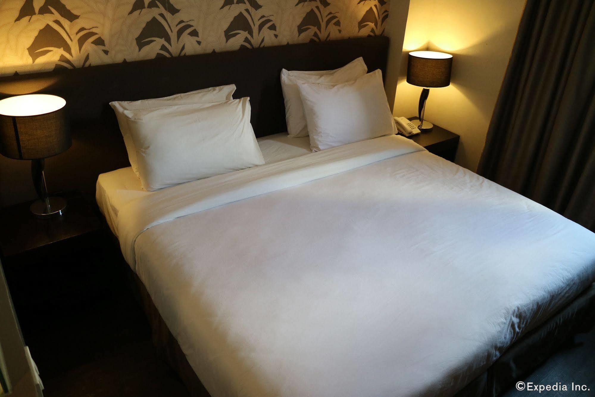 Go Hotels Iloilo Esterno foto