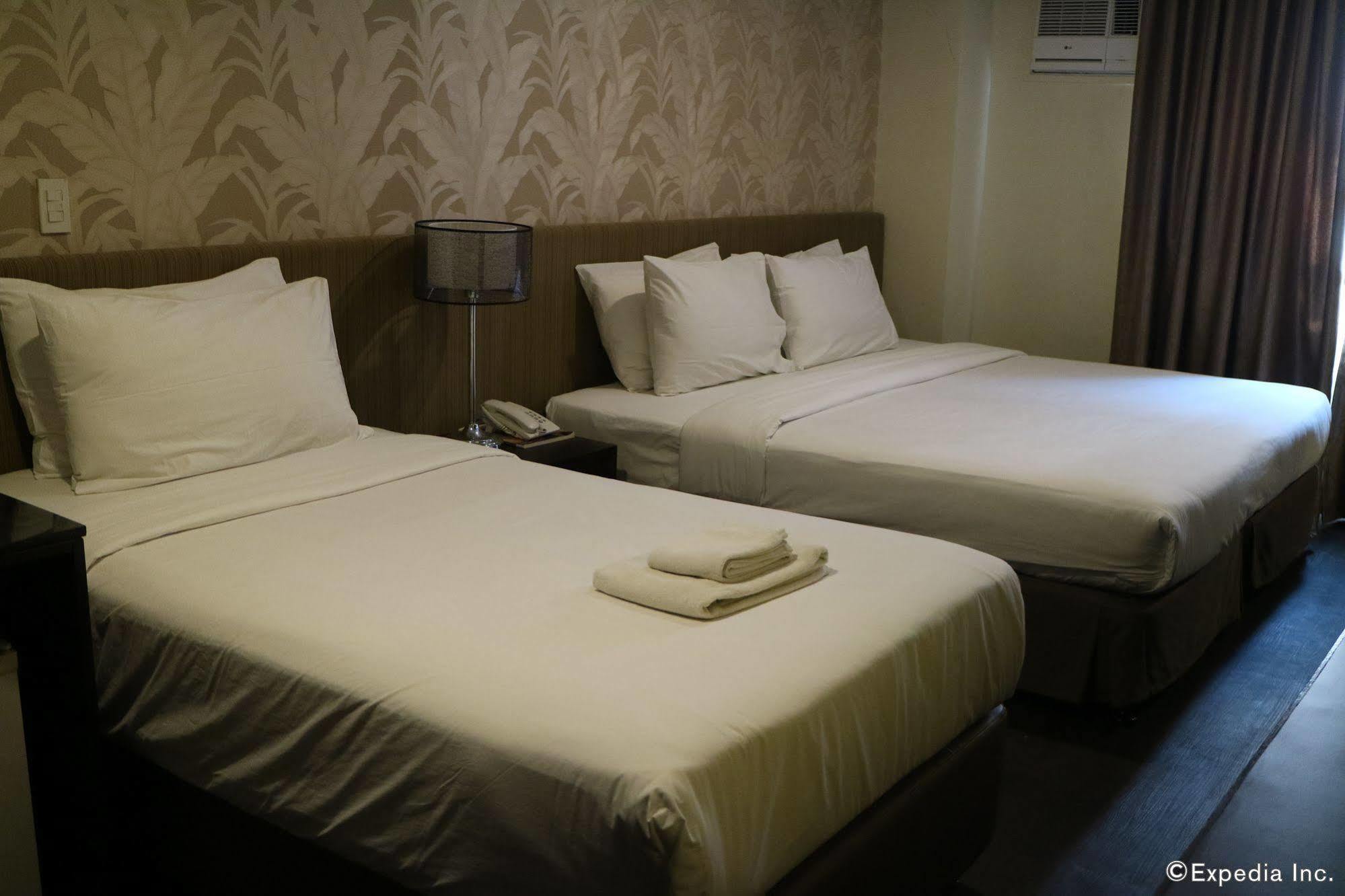 Go Hotels Iloilo Esterno foto