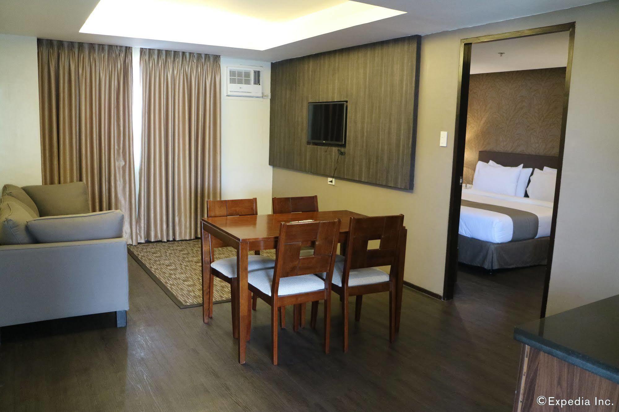 Go Hotels Iloilo Esterno foto