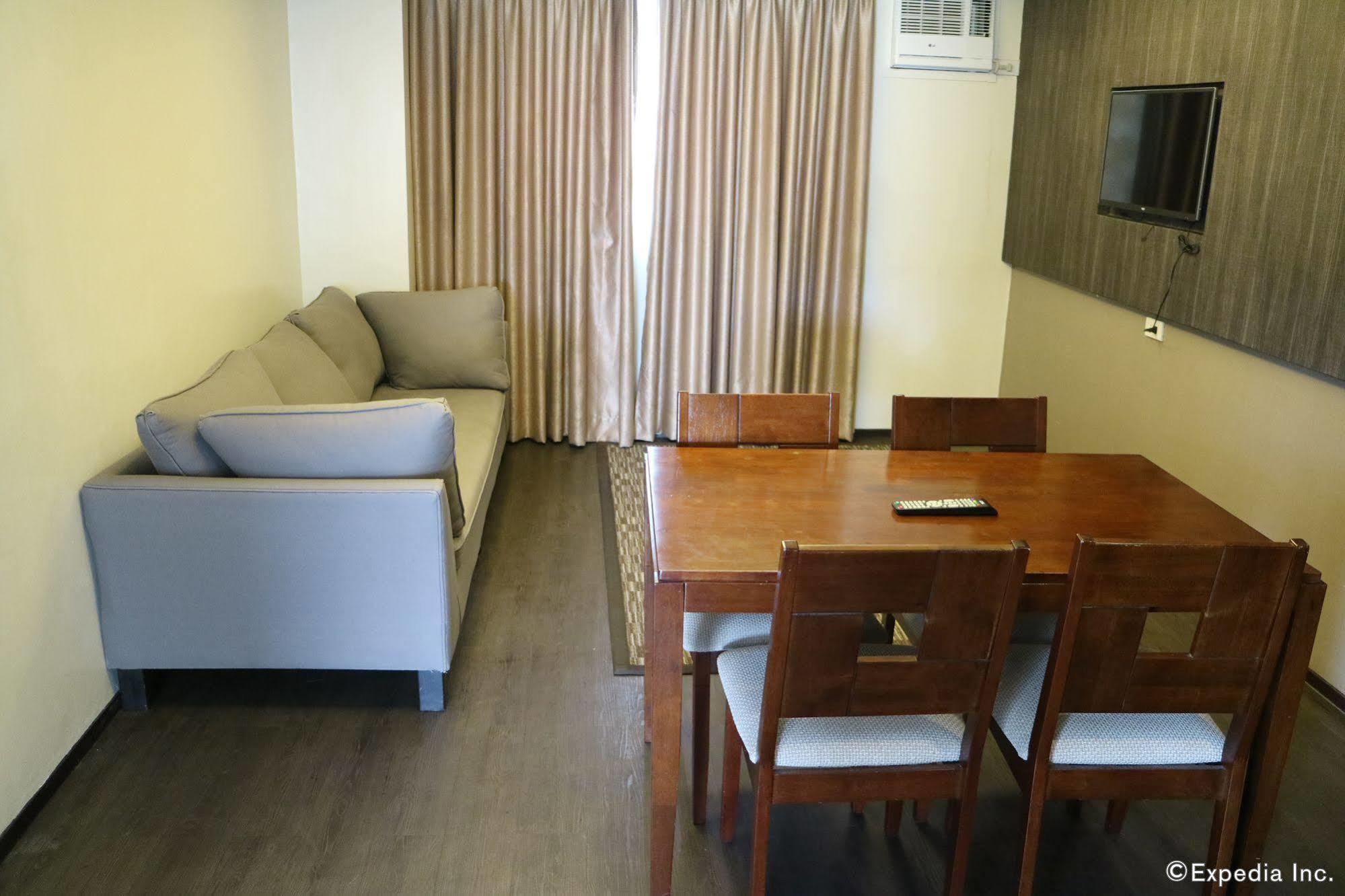 Go Hotels Iloilo Esterno foto